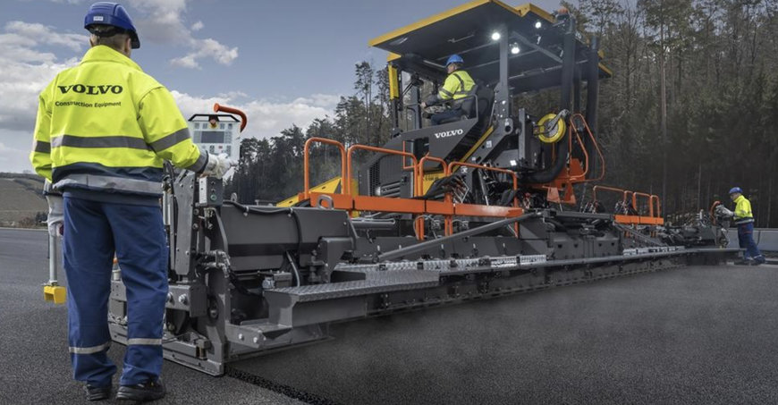 VOLVOS NYA ELEKTRISKA SKRIDAR VÄRMER UPP STORSKALIG LÄGGNING